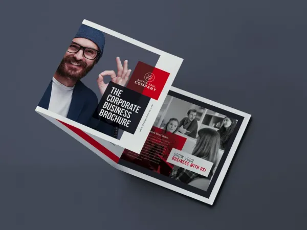 Brochure carrée à trois volets