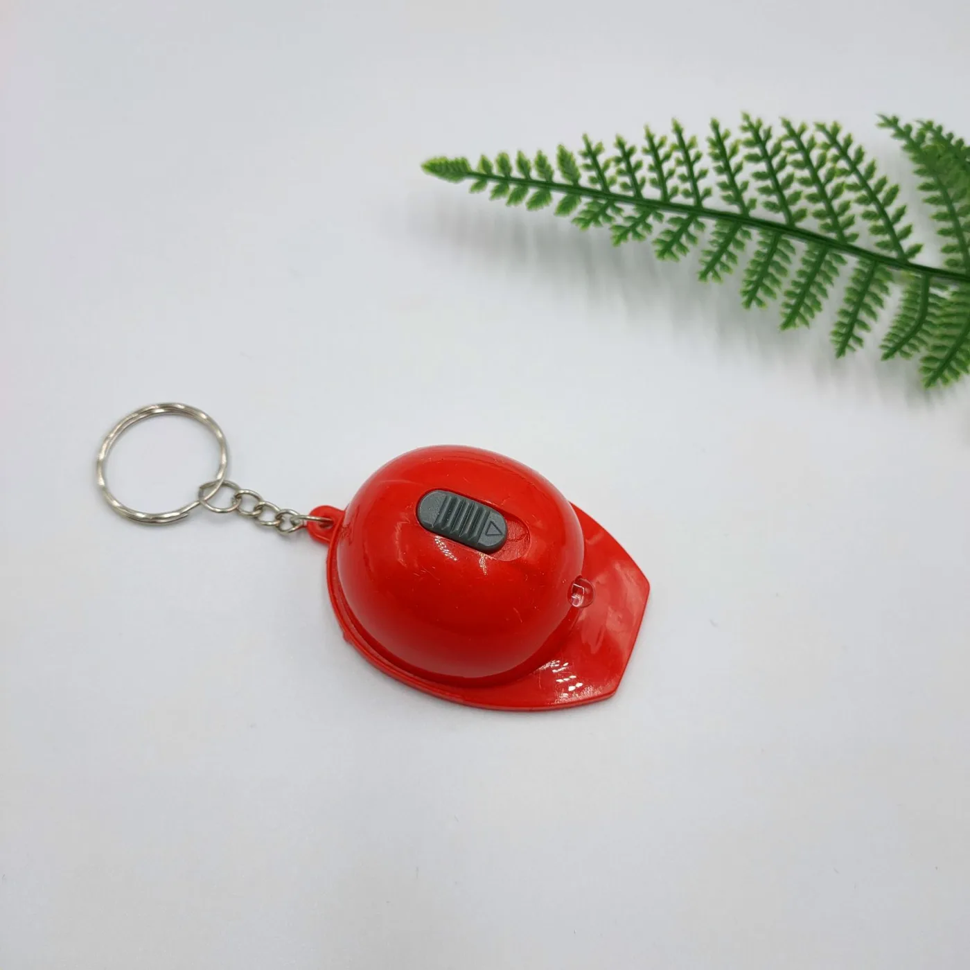 Porte-clés Casque de Sécurité + Ouvre-Bouteille et Lumière Intégrée - vue 3